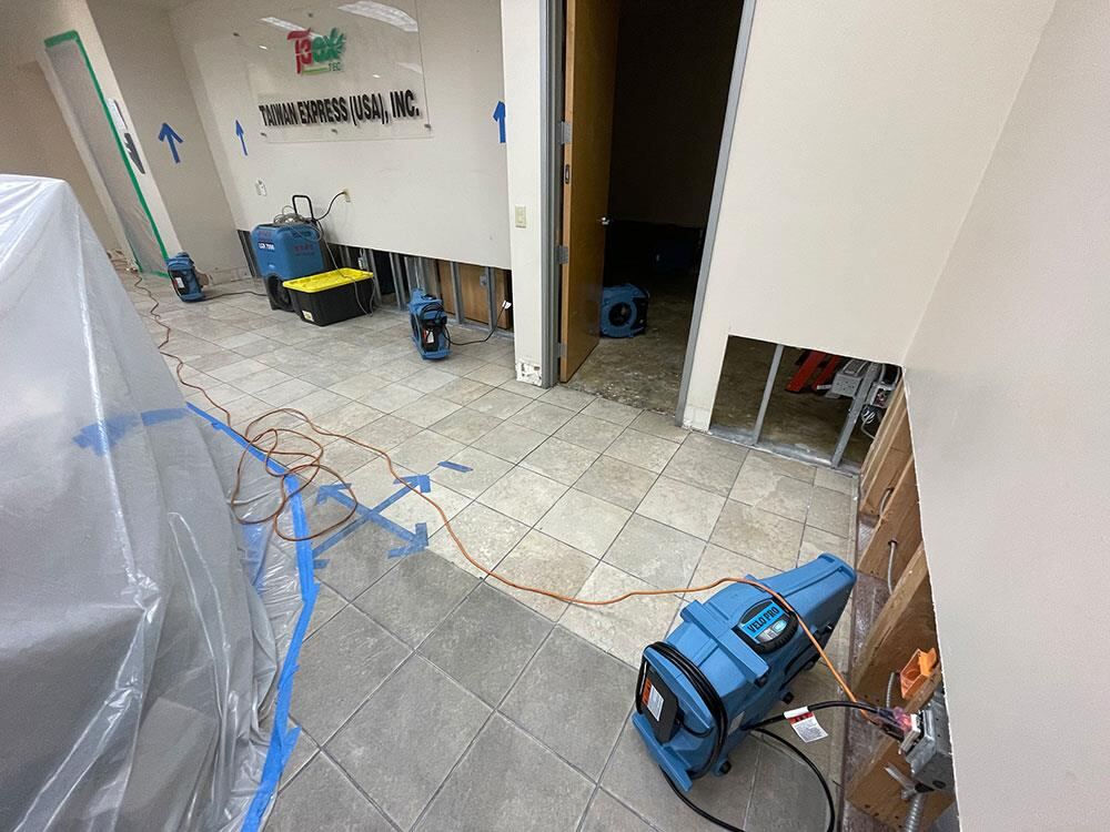 办公室入口处隔离帘分隔施工区