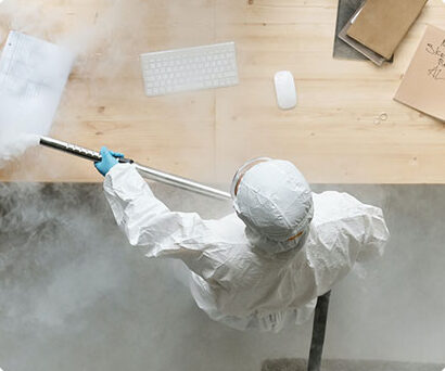 消毒除味设备 穿防护服的技术人员使用雾化设备对室内进行消毒除味